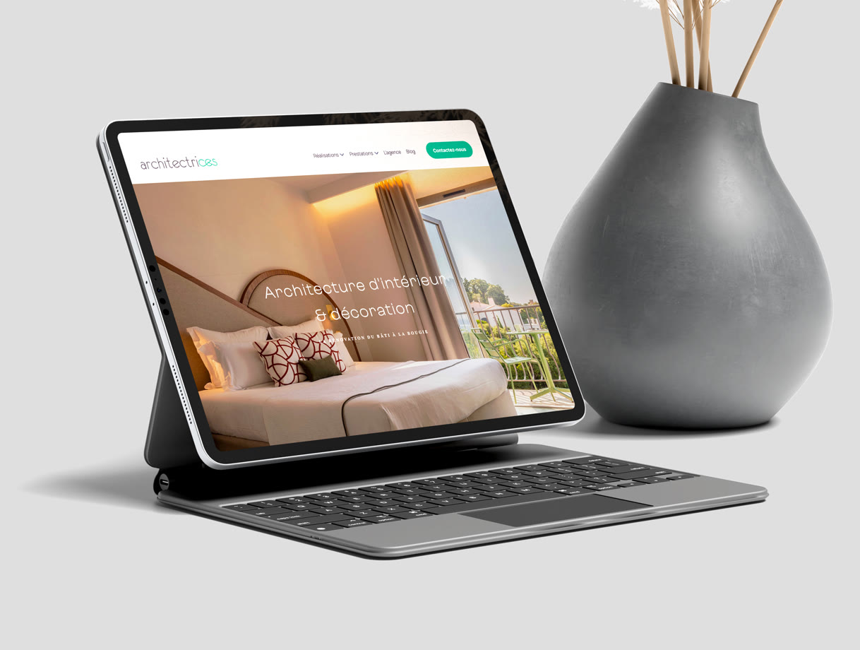 Site d'un studio d'architecture et de décoration, présenté sur tablette.