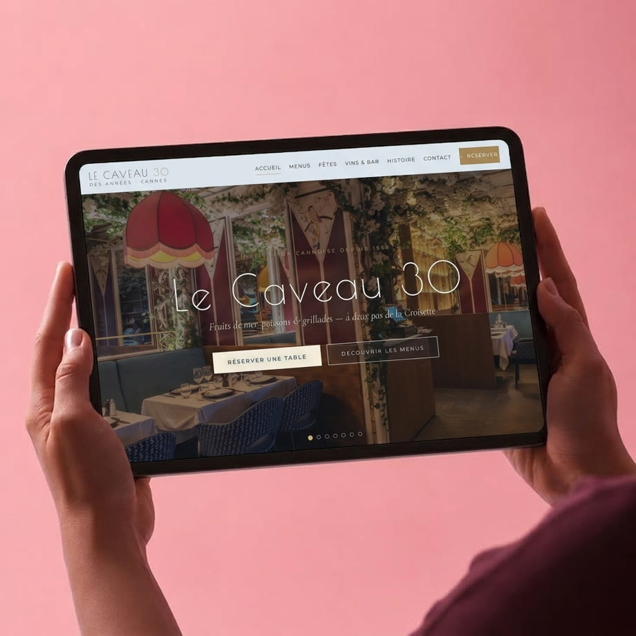 Site d'un restaurant, présenté sur tablette.