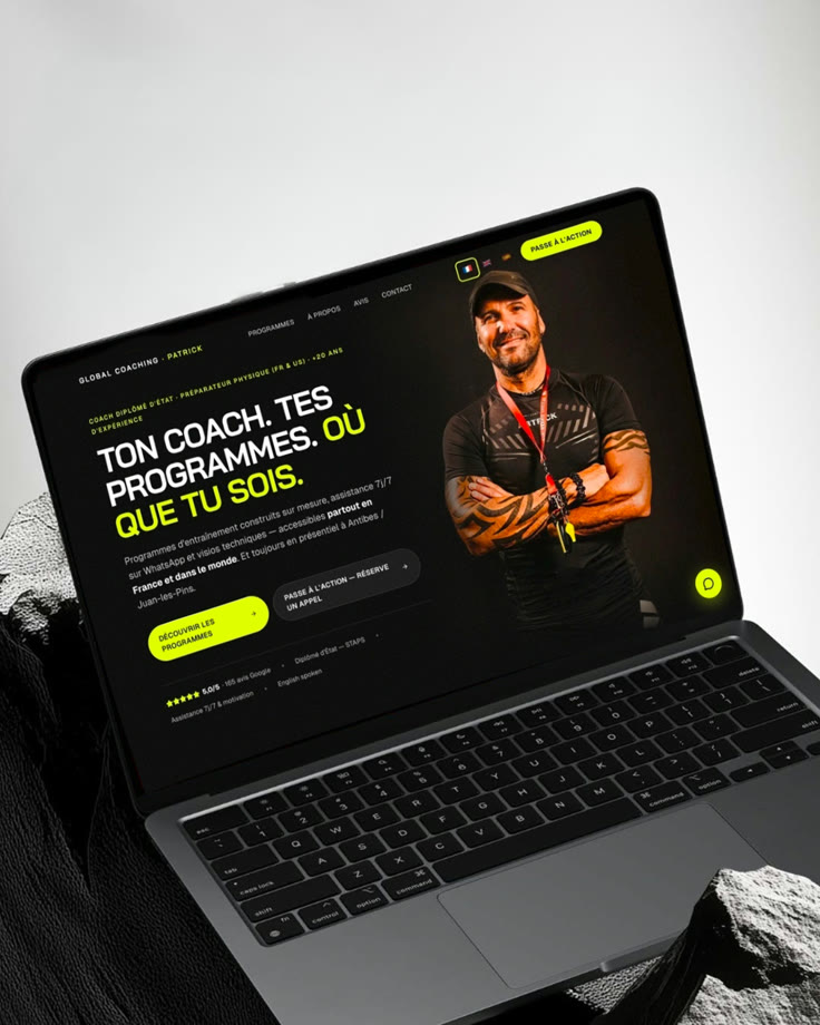 Site d'un coach sportif, présenté sur ordinateur portable.